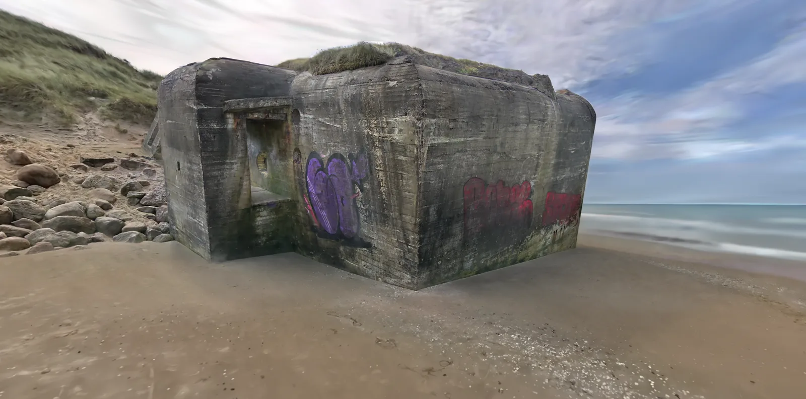 Bunkeranlæg ved den danske vestkyst, fanget som 3D Gaussian Splat efter en LiDAR-scanning